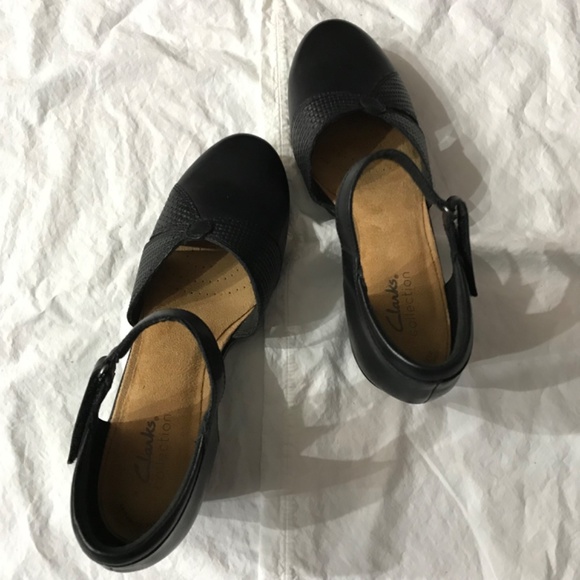 NEW Clarks Leather Emily Rae Black Pump Women's Size 8.5 Wide Ankle Strap - Picture 2 of 16